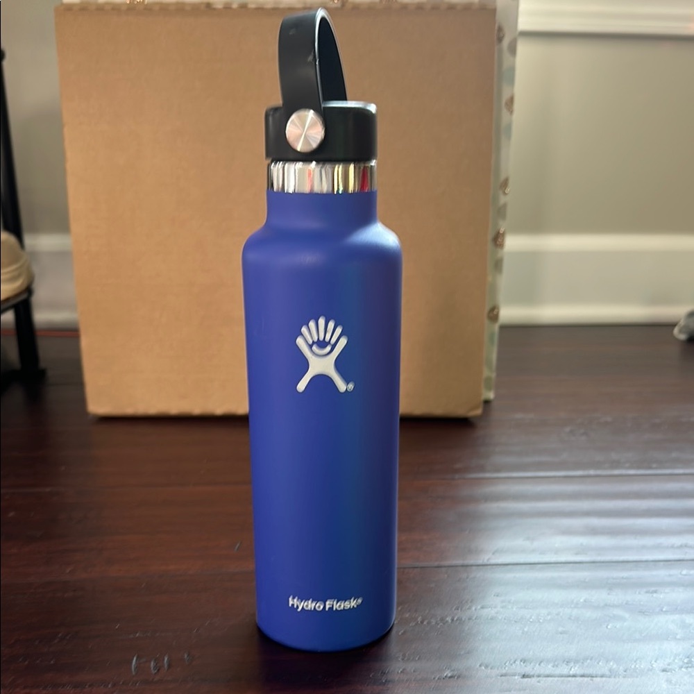 Hydro Flask Blueberry Blue Bottle with Black Lid 21 oz